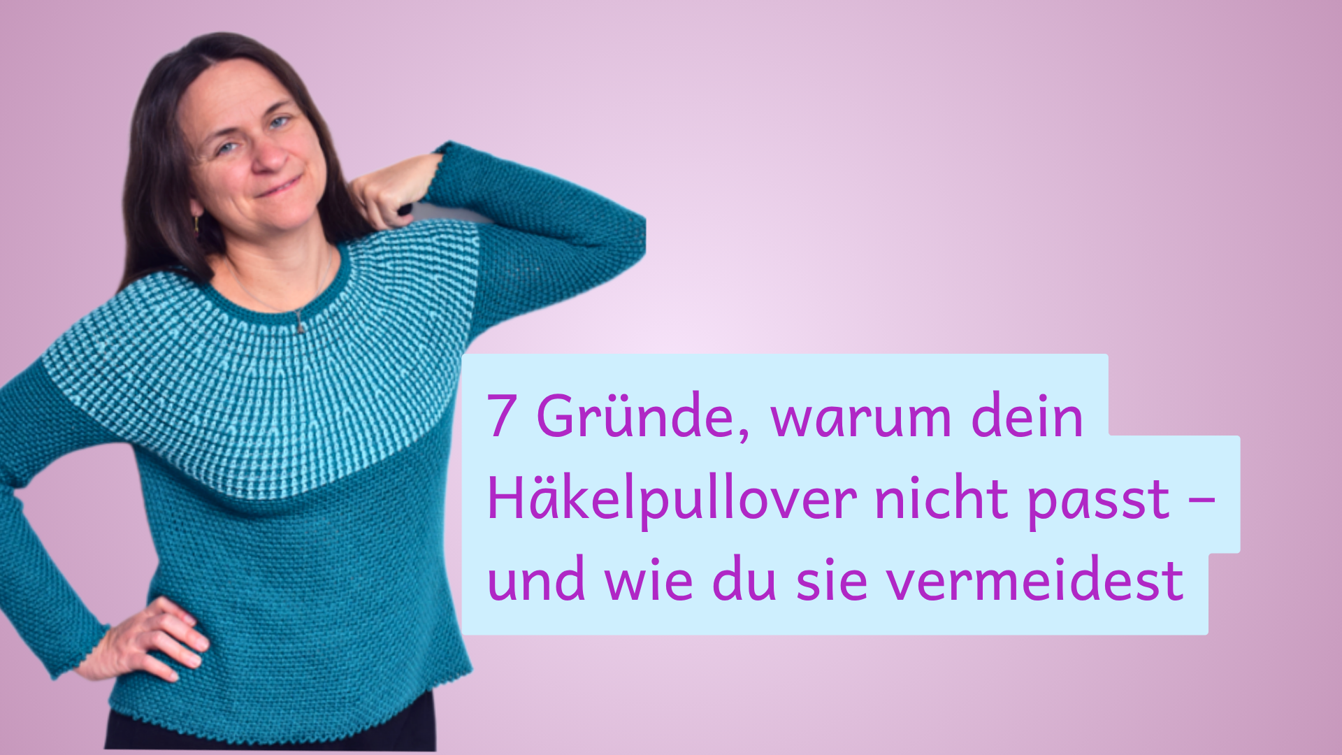 Eine Frau lächelt selbstbewusst in einem petrolfarbenen, gehäkelten Pullover vor einem lilafarbenen Hintergrund. Der Text lautet: „7 Gründe, warum dein Häkelpullover nicht passt – und wie du sie vermeidest.“