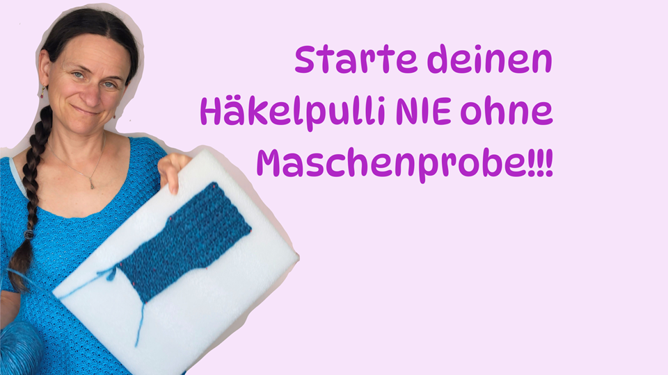 Frau hält eine blaue Häkel-Maschenprobe vor ein weißes Brett und trägt ein passendes blaues Oberteil. Der deutsche Text empfiehlt, ein Häkelprojekt mit einer Maschenprobe zu beginnen.
