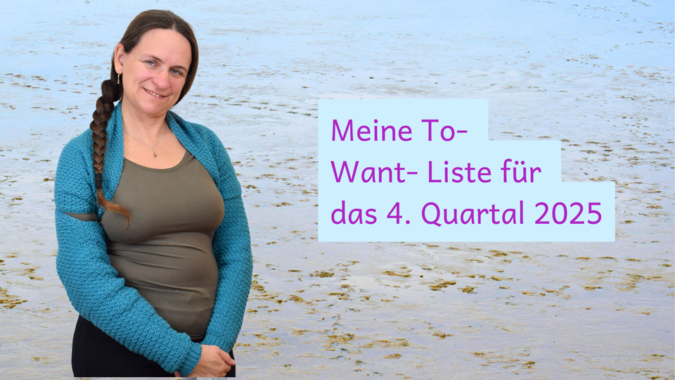 Eine Frau mit geflochtenem Haar, die einen blauen Ärmelschal trägt, steht an einem Sandstrand. In einem hellblauen Kasten steht in lila Schrift: ‚Meine To-Want-Liste für das 4. Quartal 2025‘.