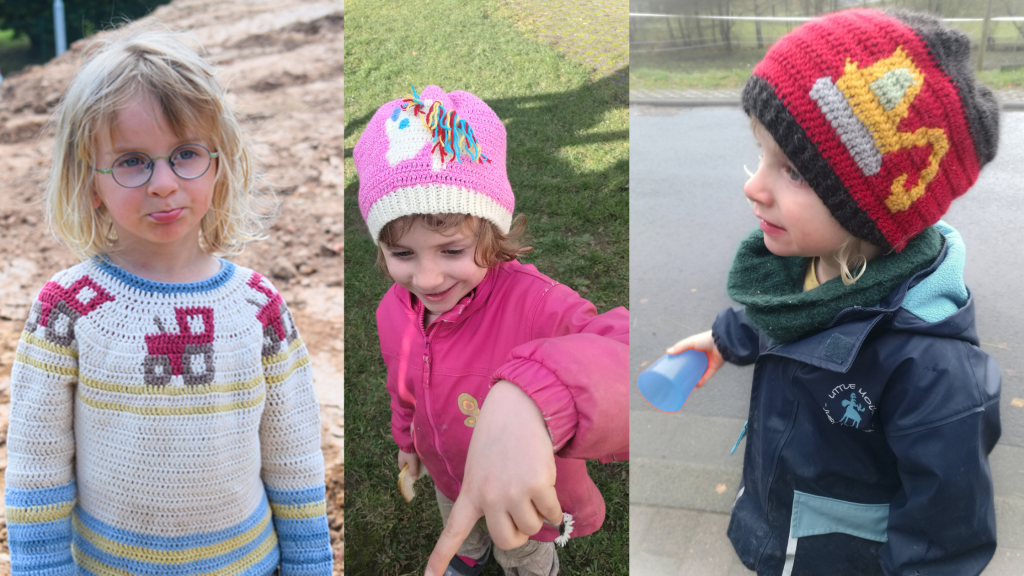 Drei Kinder in bunter Kleidung im Freien.
Links: Ein Kind in einem gehäkelten Pullover mit Traktoren wirkt neugierig.
Mitte: Ein Kind mit einer Einhorn-Mütze zeigt auf etwas mit der Hand.
Rechts: Ein Kind mit gehäkelter Bagger- Mütze und blauer Jacke wirkt nachdenklich.